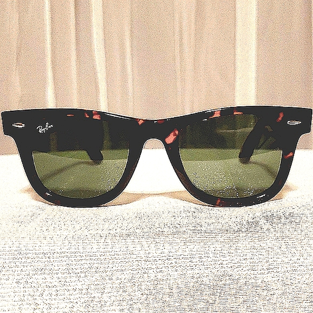 NEVER WORN! Rayban Wayfarer Classic Tortoise Shell Sunglasses.  Size 50/22.